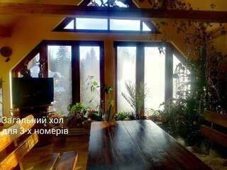 Гостевой дом Gostynniy Dvir Raytshtoky Ворохта Семейный номер с балконом-17